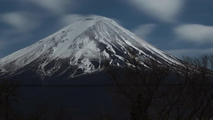 夜间在河口湖移动的云层上的富士山。
