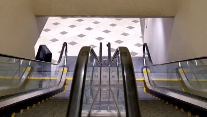 商场内移动空自动扶梯的运动