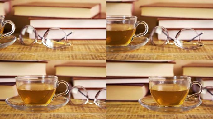 旧书和热红茶放在架子上的杯子里