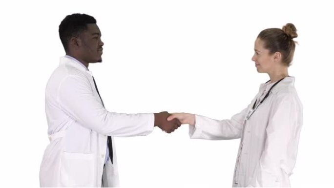 两名年轻医生在白色背景上握手
