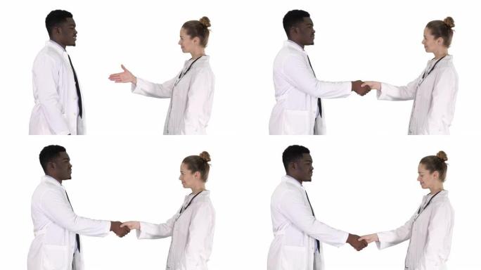 两名年轻医生在白色背景上握手