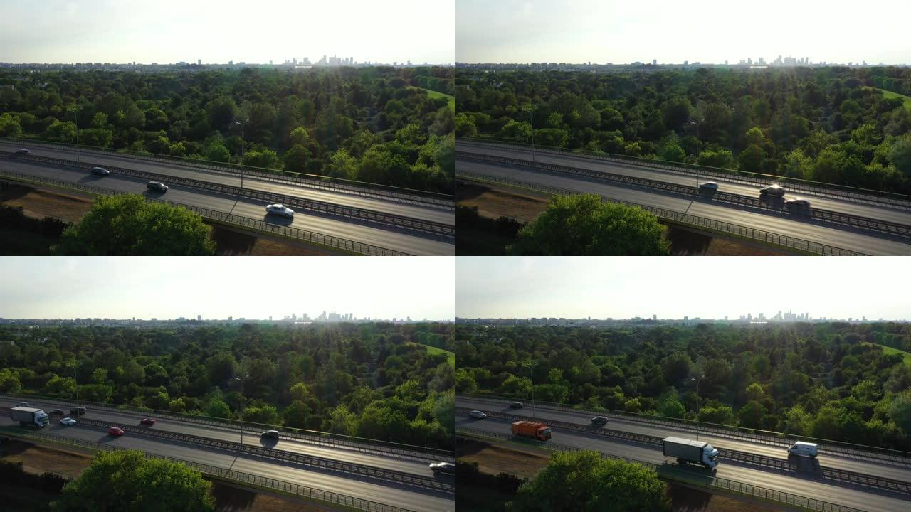 汽车桥上交通拥堵的俯视图和行驶中的火车。4k视频
