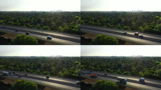 汽车桥上交通拥堵的俯视图和行驶中的火车。4k视频