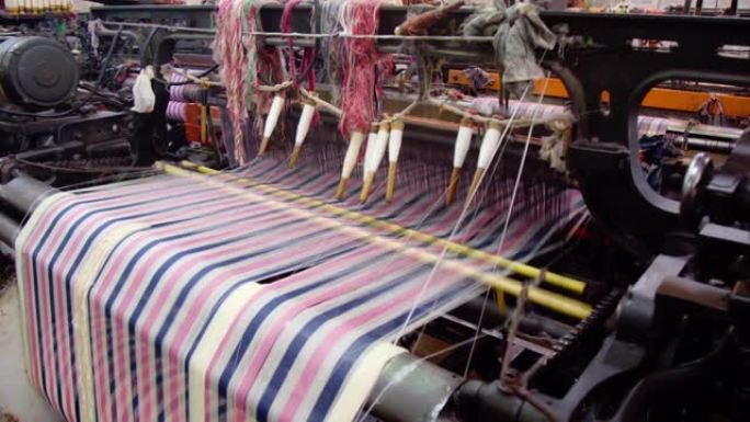 织布机在工厂织布织物上的复古风格线。