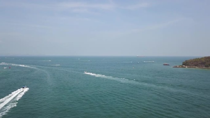半岛无人机在靠近异国情调的岛屿旅游胜地4k的岸边到达的船只的水面上
