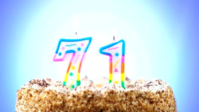 带有燃烧的生日蜡烛的生日蛋糕。71号。背景改变颜色