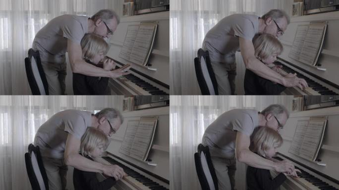 祖父教孙子弹钢琴