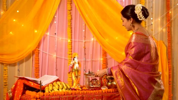 印度妇女表演Pooja，崇拜克里希纳勋爵-印度教的仪式和习俗