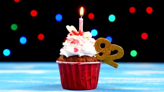 美味的生日蛋糕，蜡烛燃烧，彩色模糊灯光背景上有92号