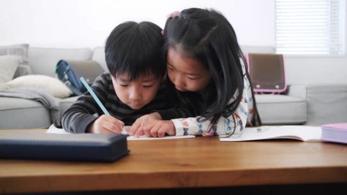 年轻的日本姐姐帮助哥哥做作业