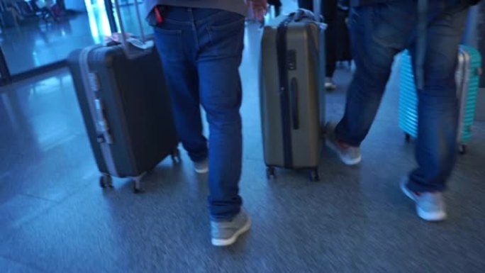 无法识别的人在机场拖着行李