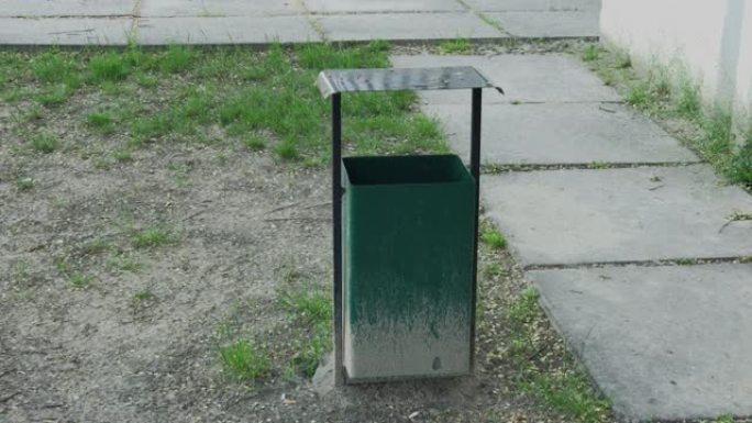 街上的铁绿色骨灰盒