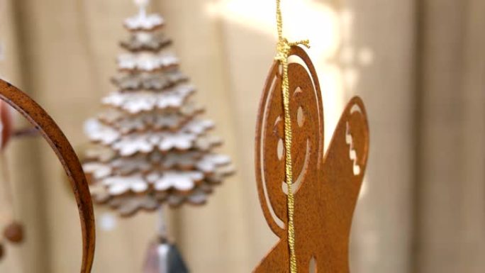 新年和圣诞节装饰，姜饼人生锈的铁质人物，在柜台上随风飘扬