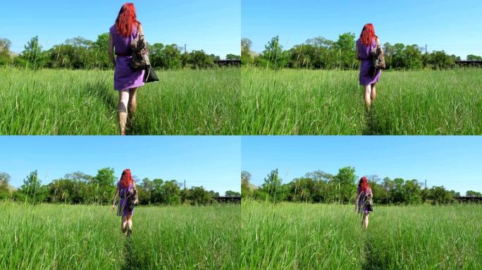 穿着淡紫色连衣裙，背着背包和一袋草药的红发女孩走过草丛。