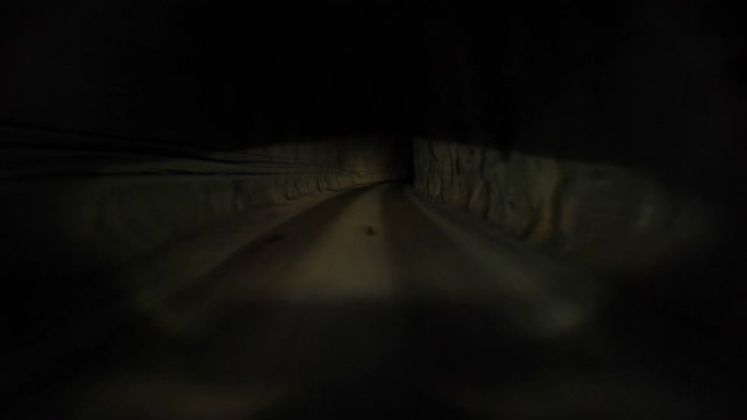 在通往意大利托斯卡纳卡拉拉著名大理石洞穴的隧道中驾驶卡车