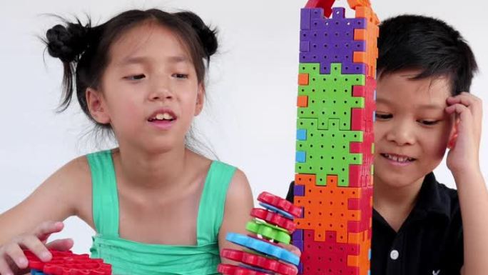 亚洲儿童玩益智塑胶块创意游戏练习身心技能