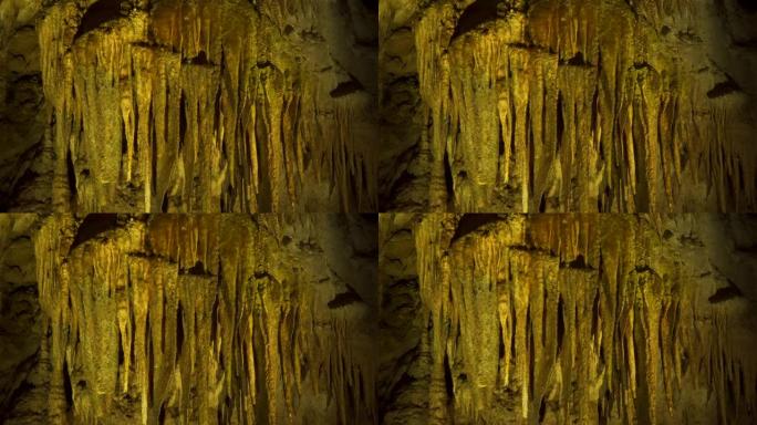 喀斯特洞穴。钟乳石和石笋