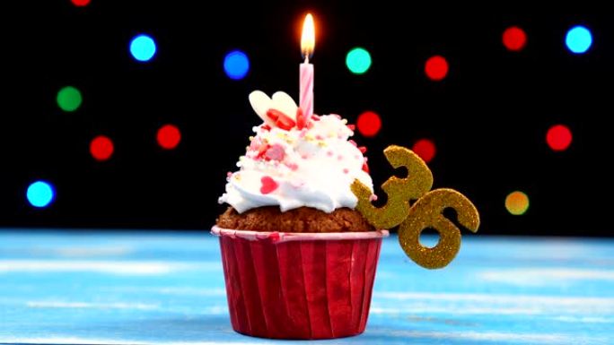 美味的生日蛋糕，蜡烛燃烧，彩色模糊灯光背景上有36号