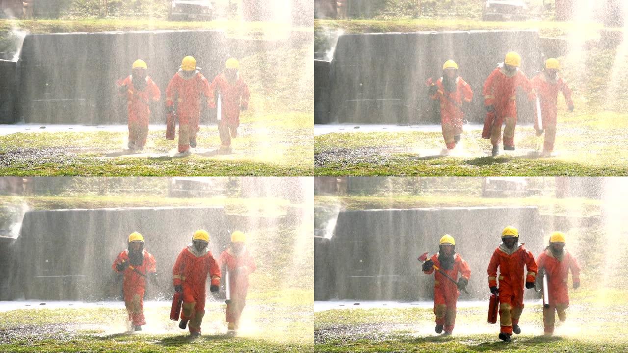 慢动作消防员在雨中奔向摄像机