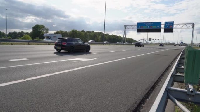 从后方可以看到，在A1高速公路上驶向阿姆斯特丹的汽车的通勤者，荷兰，2019年7月9日