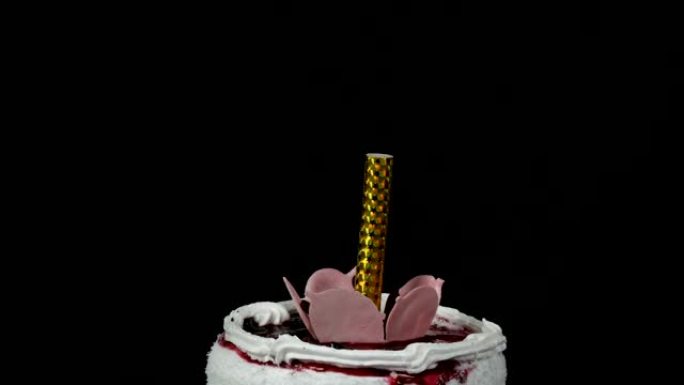 蜡烛上有一个美丽时尚的甜新鲜白色蛋糕，上面装饰有奶油和椰子片的樱桃果酱