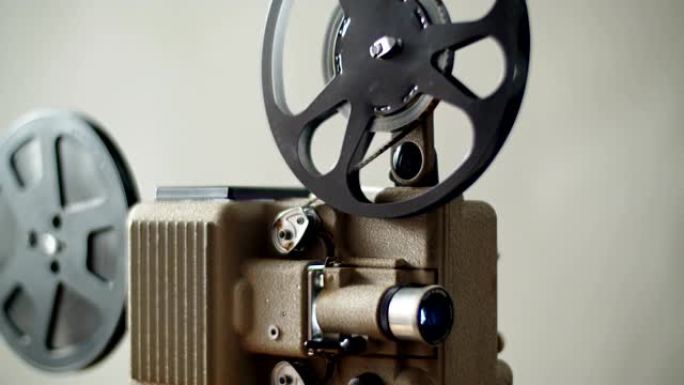 8毫米电影放映机复古正在播放。老式投影仪，4K DCI