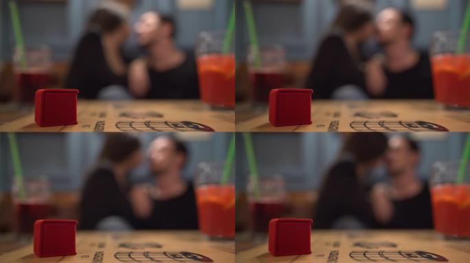 桌子上的红色订婚戒指盒
