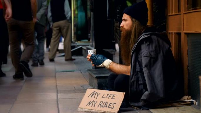 无家可归的人带着 “我的生活，我的规则” 纸板，在拥挤的街道上乞讨