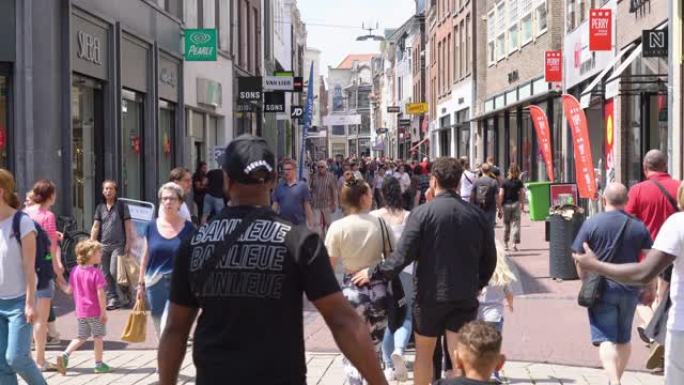 游客和当地人在2019年6月21日荷兰阿纳姆的市中心购物
