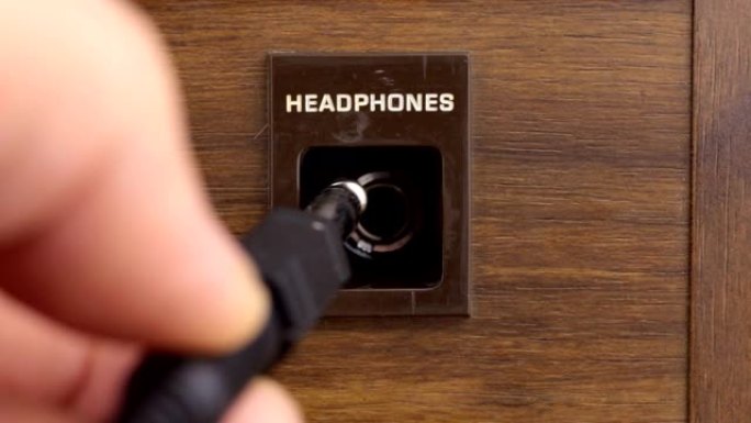 技术。断开耳机插孔的插头。