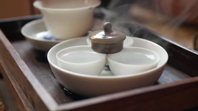 茶师傅在茶道前洗和温暖茶杯。中国传统功夫或功夫茶道。中国传统文化的元素。特写。4k
