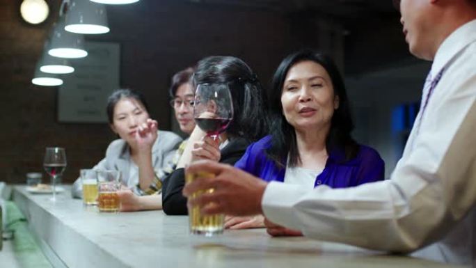 (中景)一群人下班后在酒吧喝酒