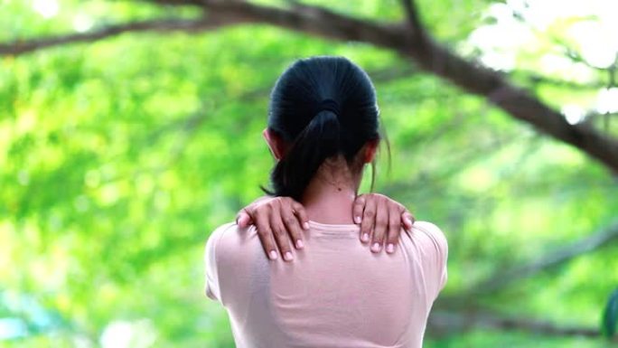 年轻亚洲女性按摩颈部和肩膀，健康问题，保健理念