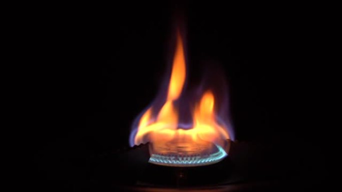燃烧火焰的特写。厨房燃气灶