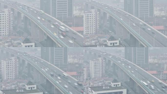 4K: 浓雾天气下的高架道路交通