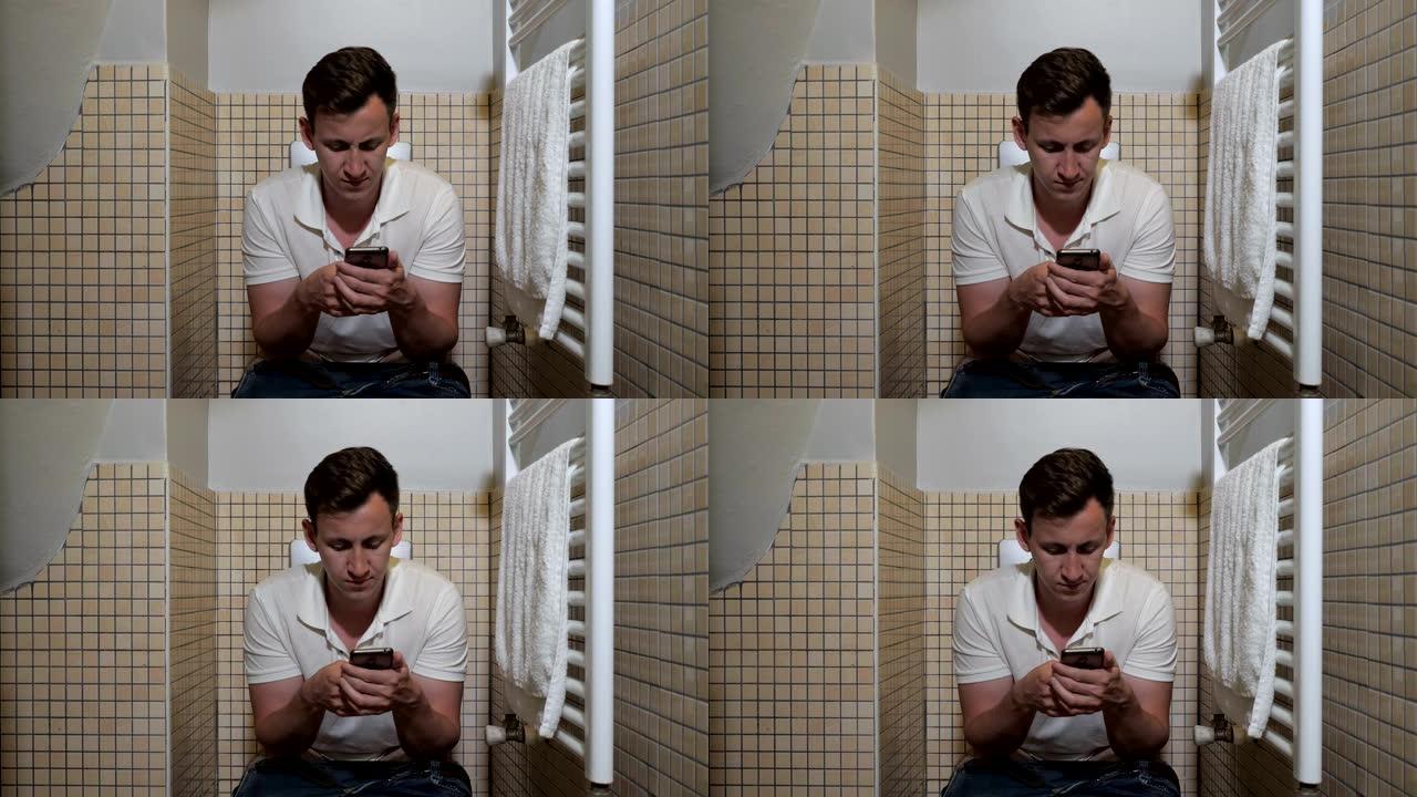 男子在厕所里使用智能手机。