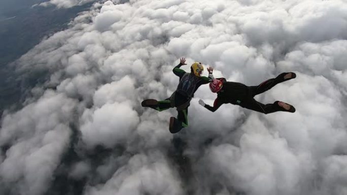 跳伞夫妇团队在自由落体中创造数字
