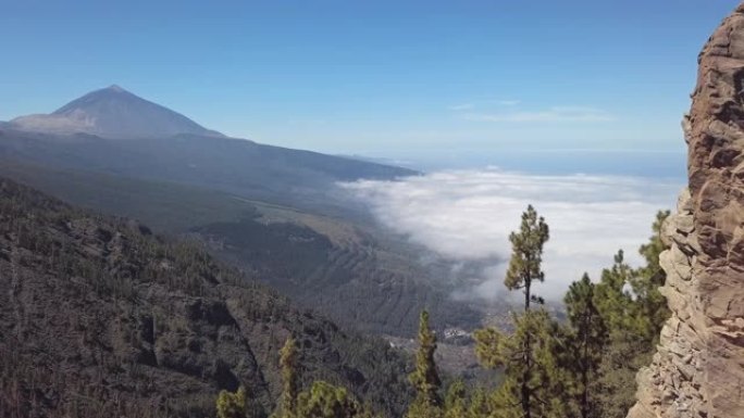 Teide火山和云层的空中全景覆盖了西班牙加那利群岛特内里费岛的Puerto de la Cruz和