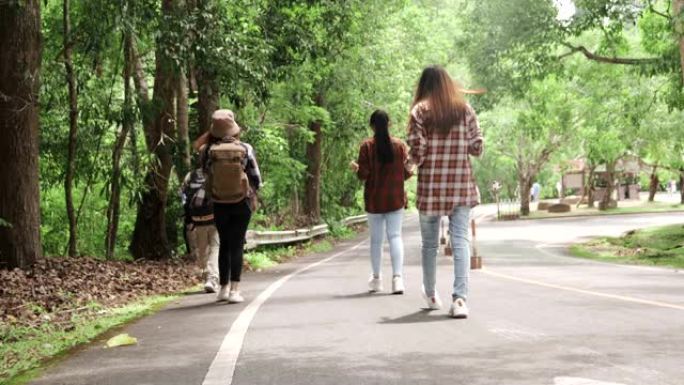 亚洲少女团体在大自然中徒步旅行