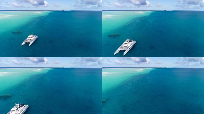 法属波利尼西亚法卡拉瓦湾的船只，背景为沙滩-鸟瞰图-假日、度假、天堂、联合国教科文组织世界遗产、太平