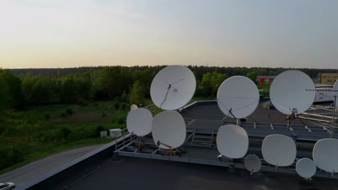 卫星天线发射和接收数字电视广播信号。航拍镜头。