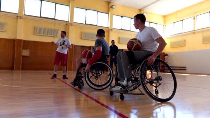 裁判员向轮椅篮球运动员讲解比赛规则