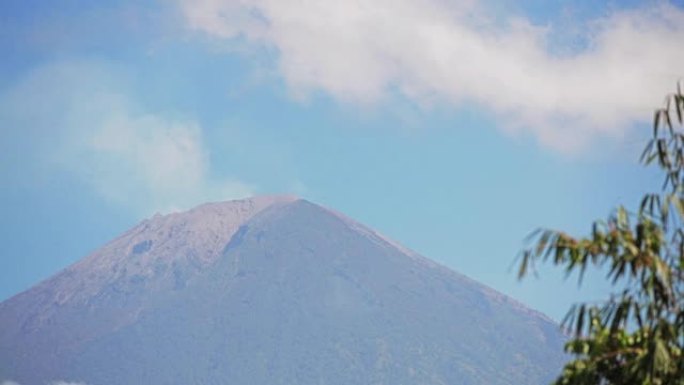 最后一次熔岩喷发几周后，阿贡山2018年7月从火山口和云层下面冒出烟雾。