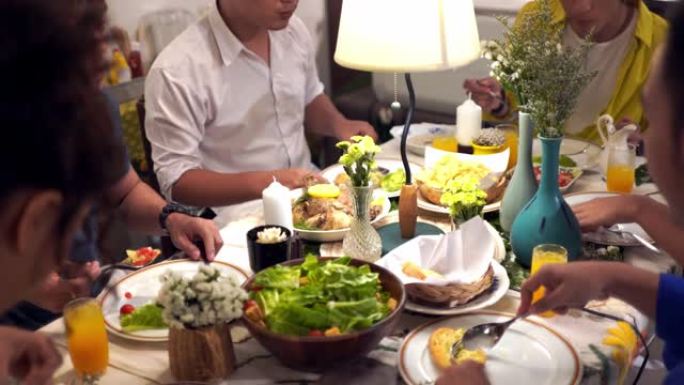 亚洲群友在家里吃晚饭，他们乐得谈心。