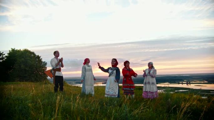 穿着俄罗斯传统服装的年轻人在野外玩耍-唱歌，跳舞