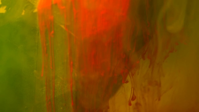 红色油漆墨水以慢动作倒在玻璃上，墨迹掉落，黄色烟雾爆炸。