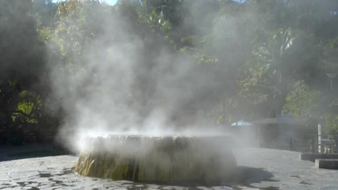 泰国拉农Raksa Warin公园著名温泉井的蒸汽上升。倾斜或平移。