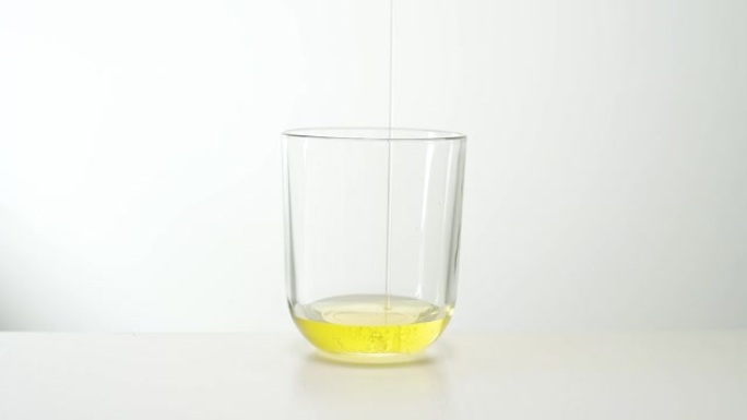 油性液体。玻璃。