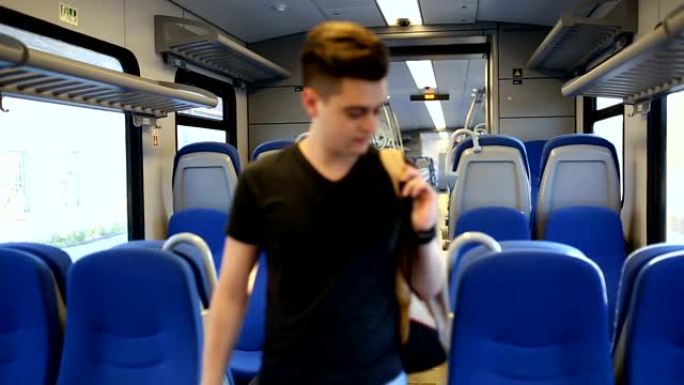 坐火车旅行。独自在一辆空的火车车厢里。真人系列。