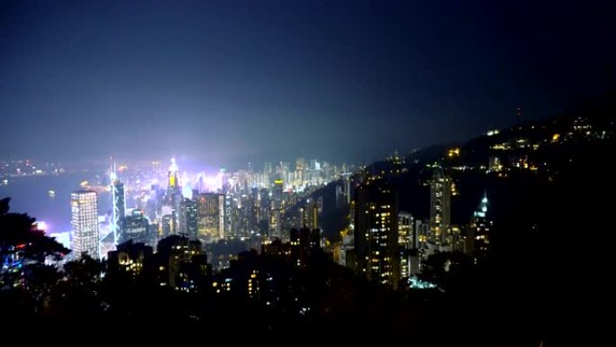 香港岛夜景天际线-几乎没有人居住的山丘和非常密集的摩天大楼充满了中心